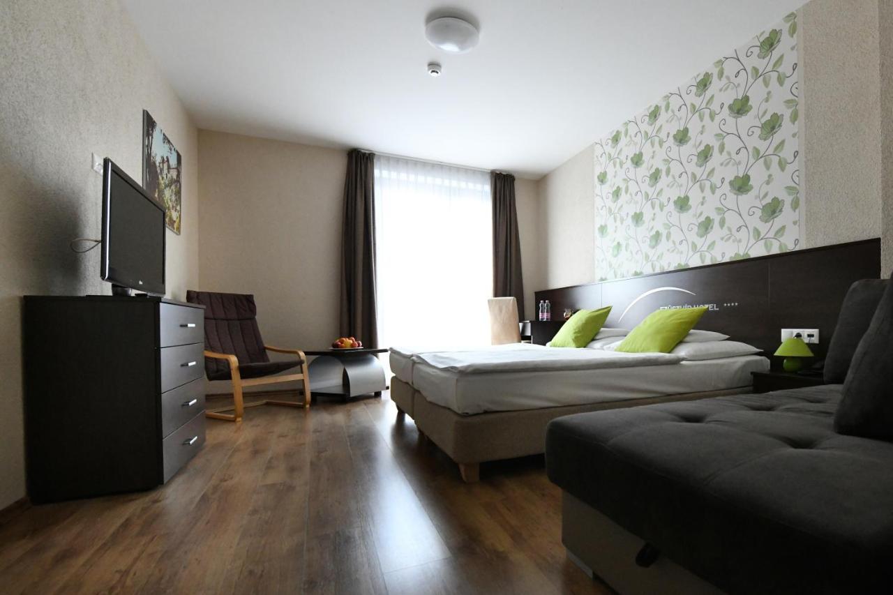 Ezuesthid Hotel Veszprém Εξωτερικό φωτογραφία